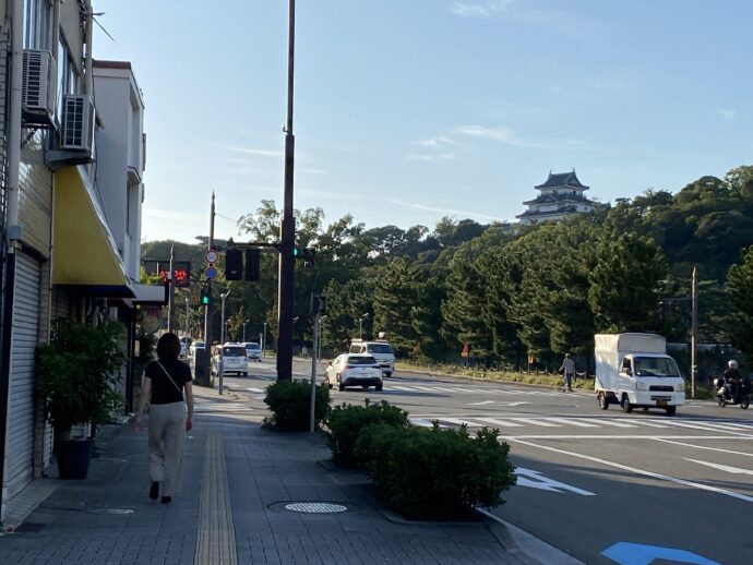 道路の奥に見える天守閣