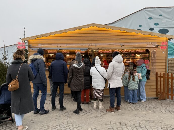 ホットワインの店の行列