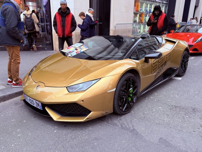 派手なスポーツカー