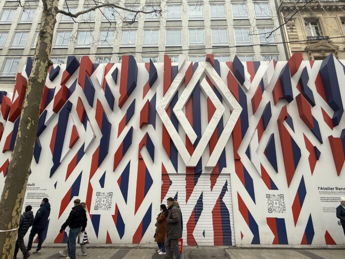 トリコロールカラーで覆われた工事中のお店