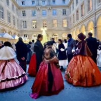 舞踏会衣装に身を包む人々