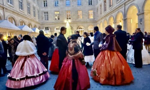 舞踏会衣装に身を包む人々