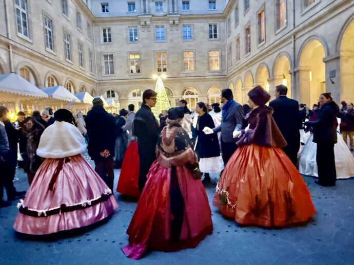 舞踏会衣装に身を包む人々