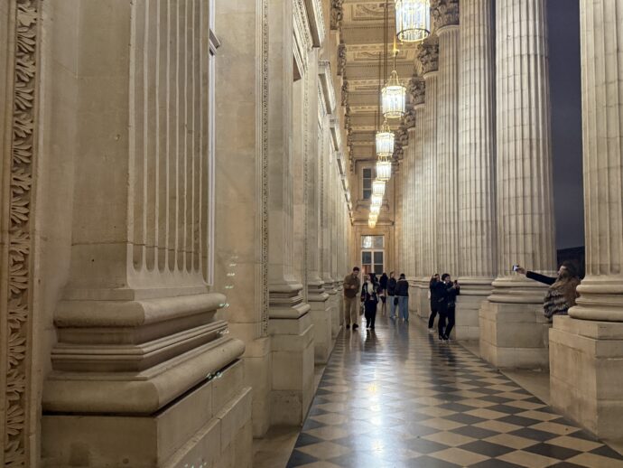 円柱のある廊下