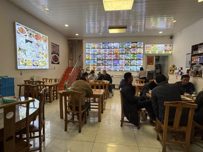 火鍋魯川菜館の店内