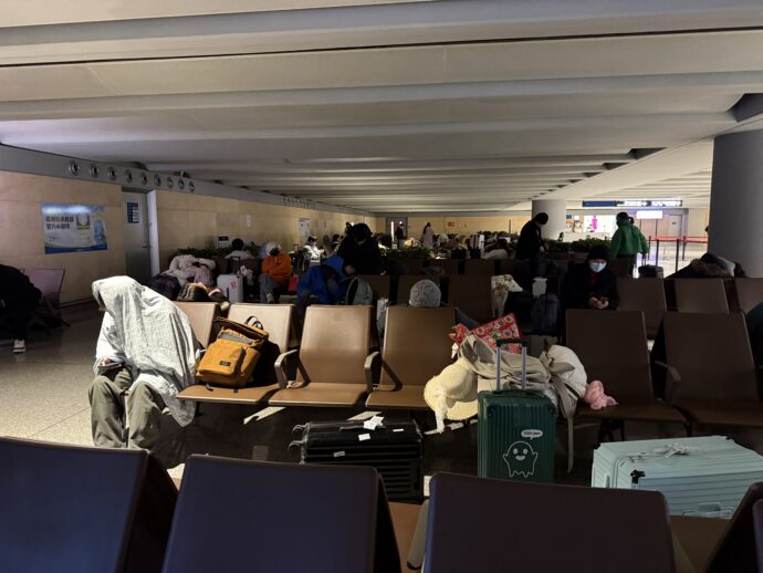 休憩場所で休み人々