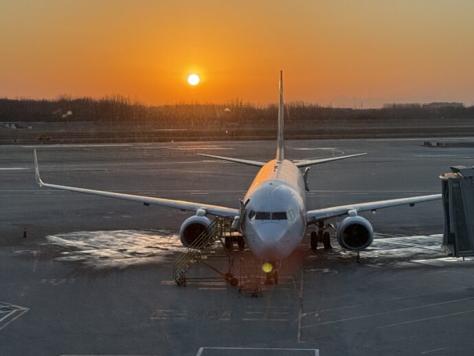 朝焼けの山東航空