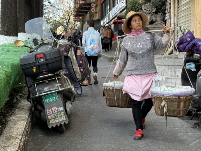 天秤を持った女性