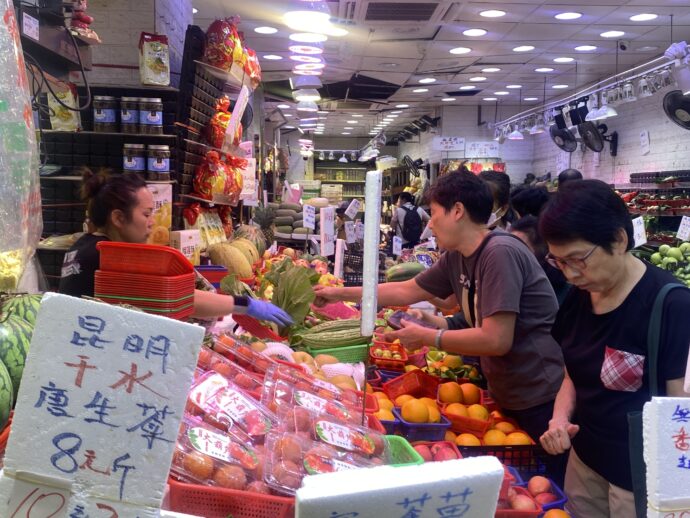 生鮮食品を買い求めるお客さん