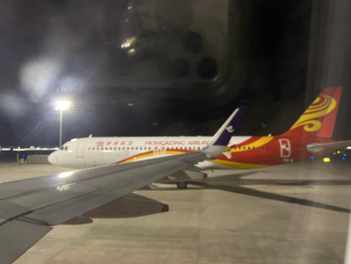 香港国際空港に到着