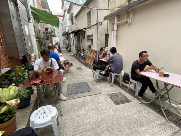 德記茶餐廳でランチする人々