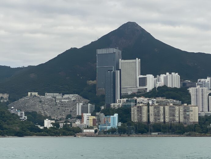 海から見る香港のビル群