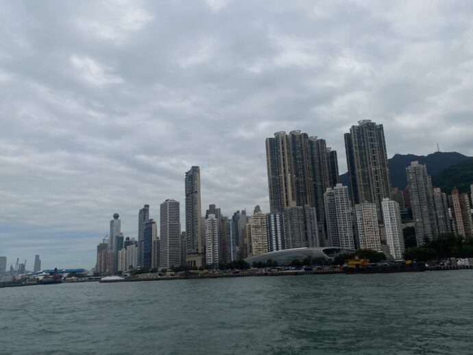 海から見る香港のビル群