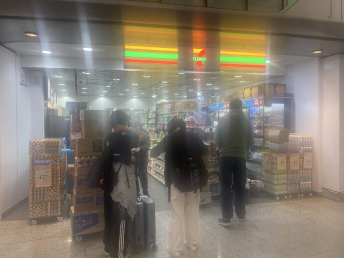 空港内のセブンイレブン