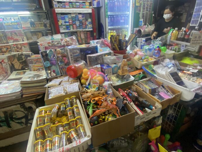 尖沙咀埠頭の売店