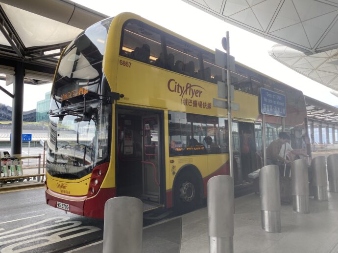 香港国際空港に到着したバス
