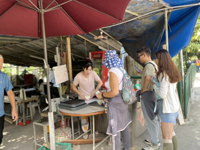 建興亞婆豆腐花のお店に並ぶ人