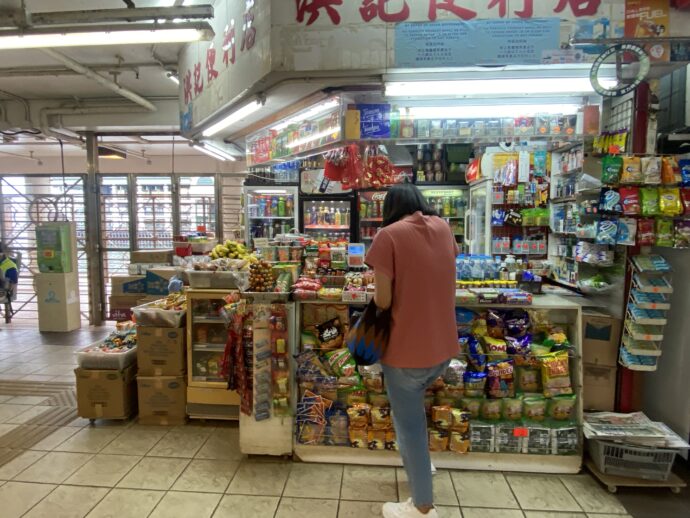 フェリーターミナルの売店