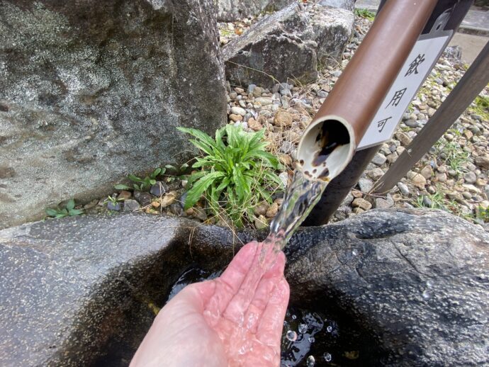 八重垣御神水を手で掬う