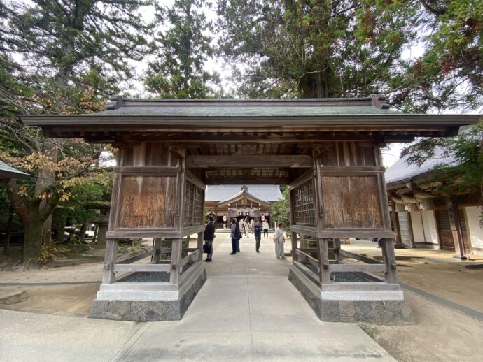 八重垣神社随身門