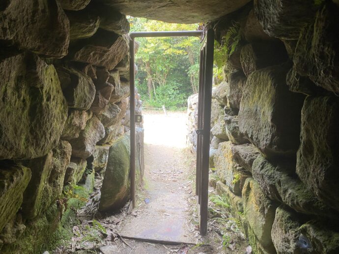 岡田山1号古墳の石室からの外の眺め