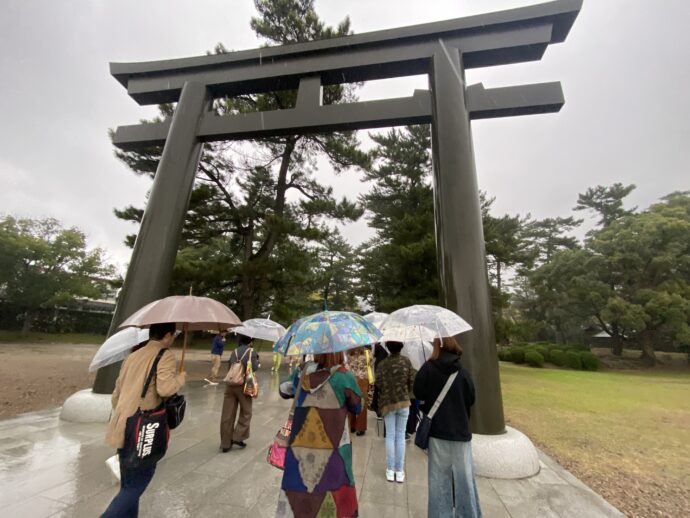 混雑する鳥居付近
