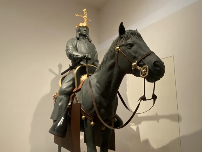 馬上の大首長像