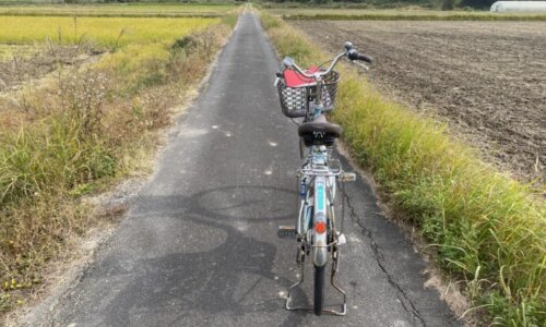 田んぼのなかの電動自転車