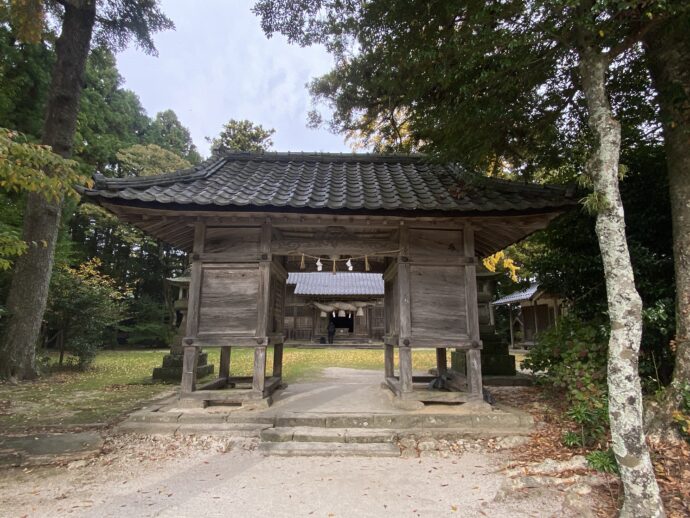 六所神社の門