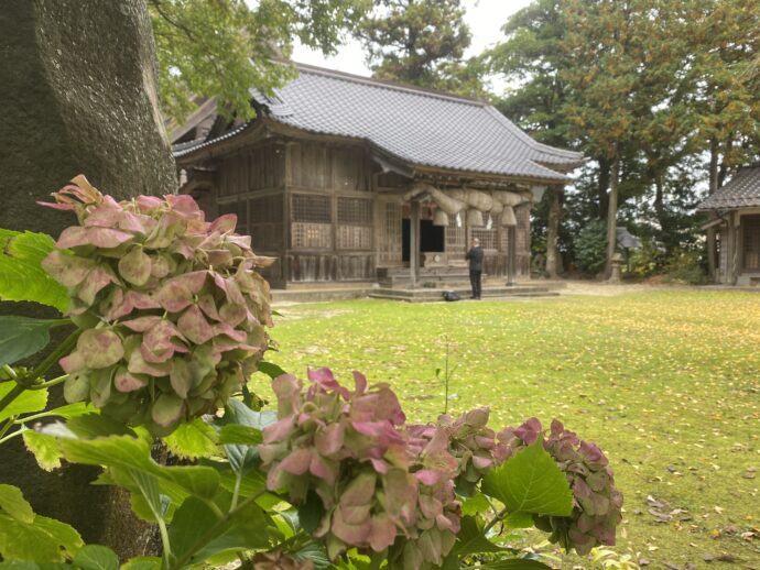 六所神社の境内