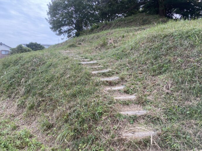 大庭鶏塚の階段