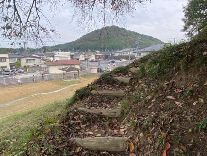 大庭鶏塚の階段