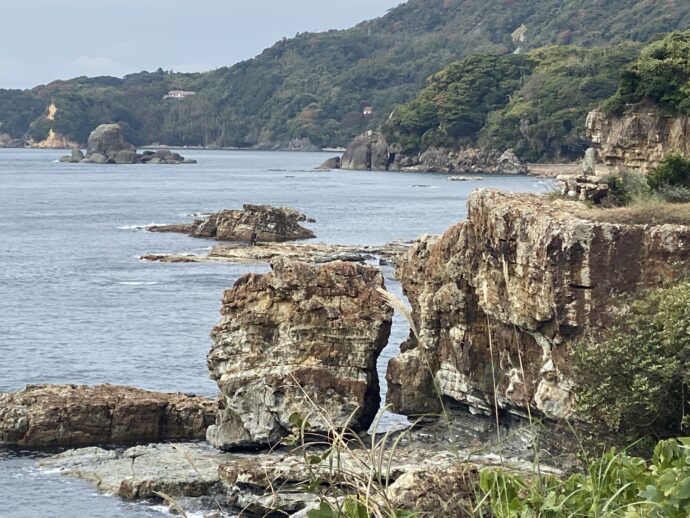 ぱっくり割れた岩