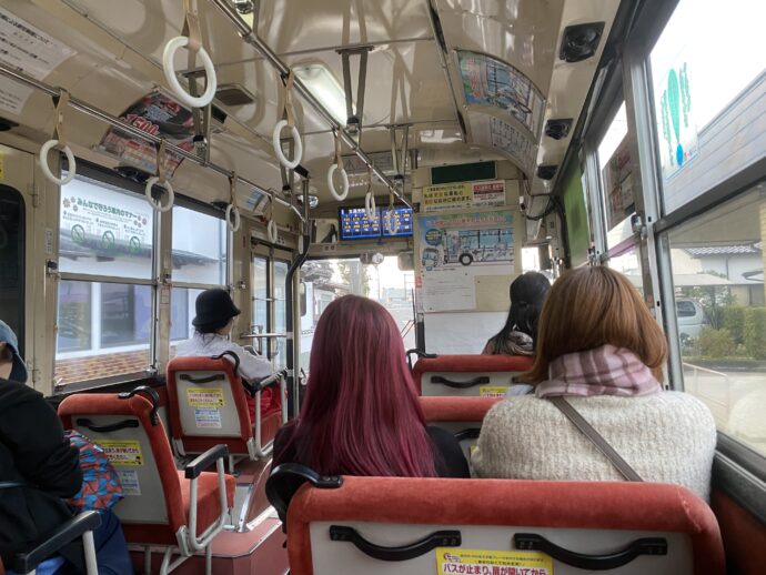 バス車内