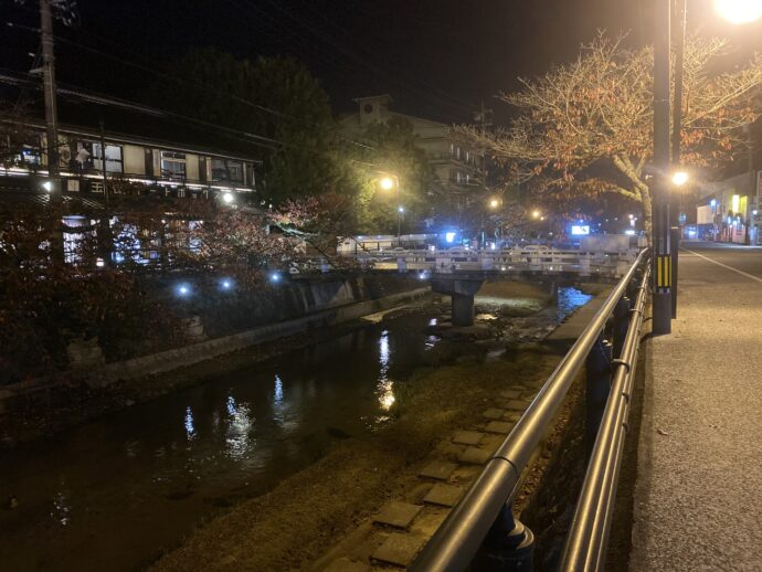玉湯川沿いの道