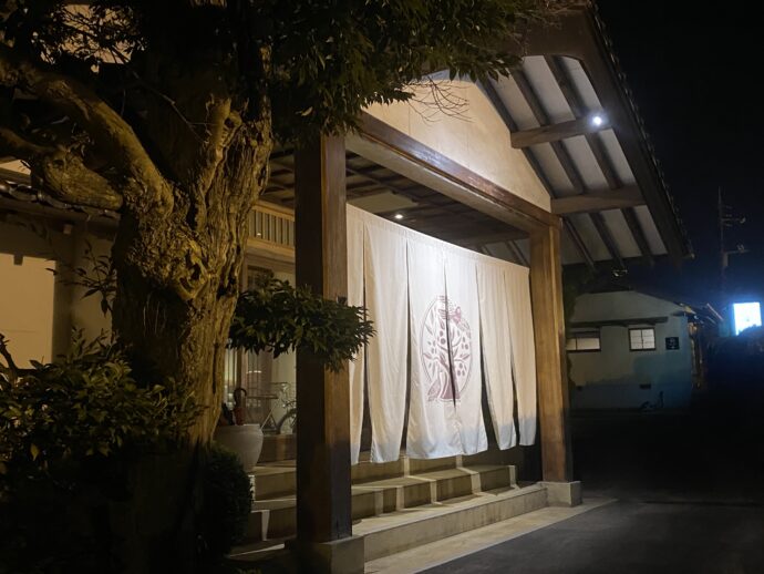 ホステル玄関