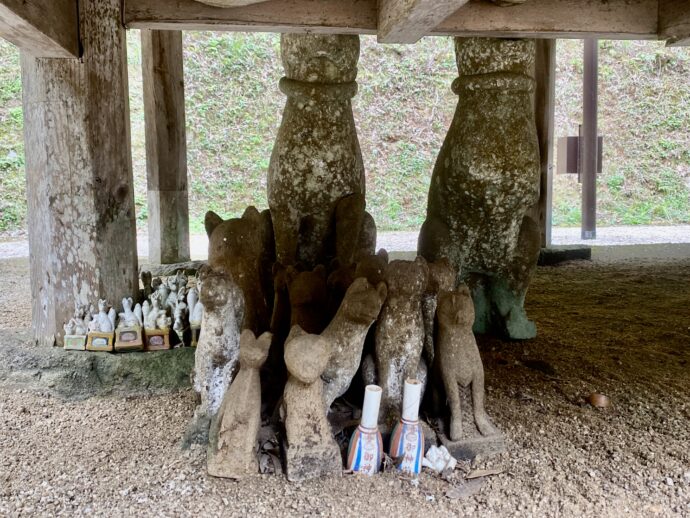 貴布祢稲荷両神社の軒下のお稲荷様