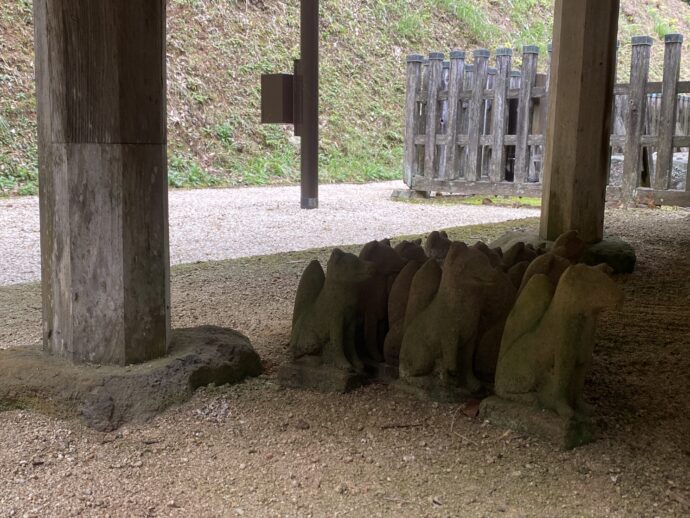 貴布祢稲荷両神社の軒下のお稲荷様