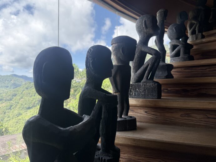 階段に座るブルル像