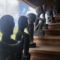 階段に座るブルル像