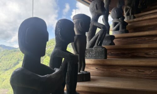 階段に座るブルル像