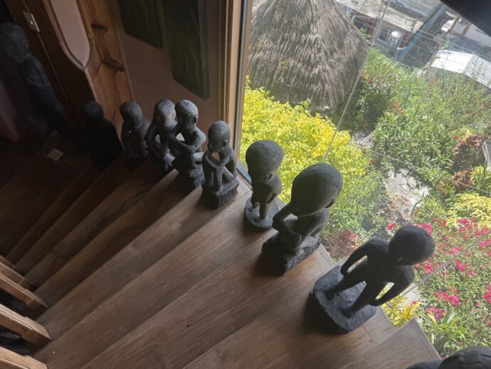 階段に座るブルル像