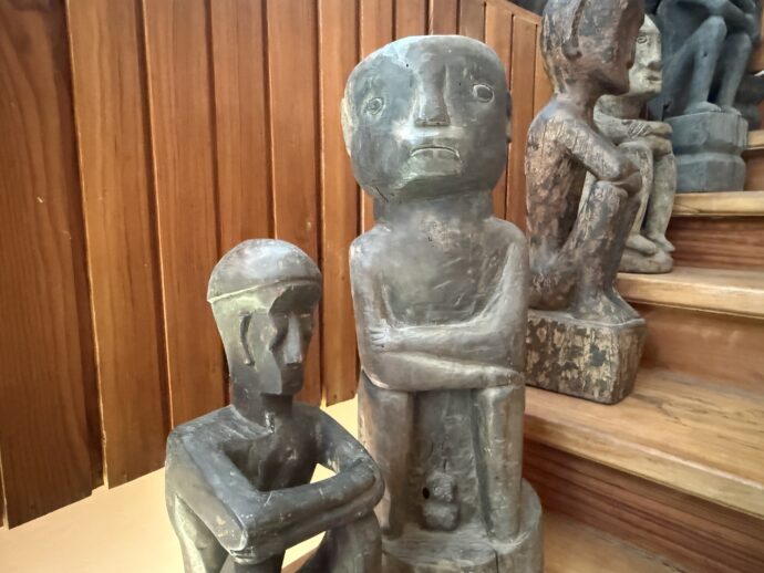 階段に座るブルル像