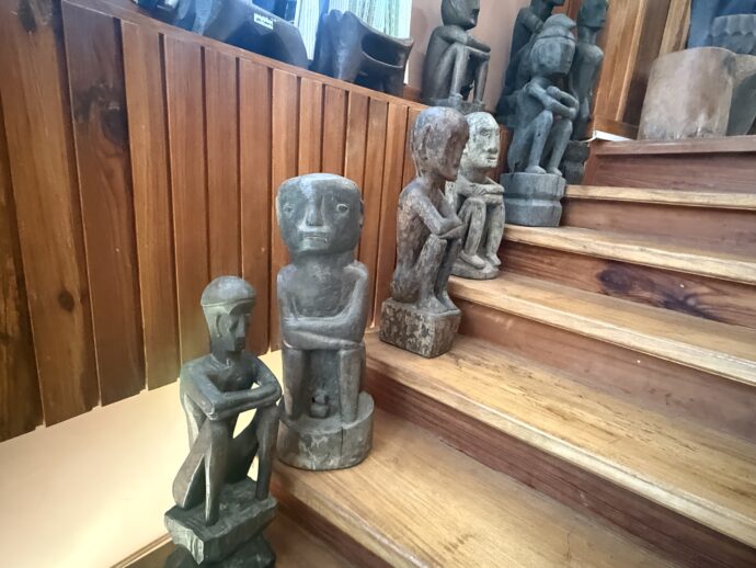 階段に座るブルル像