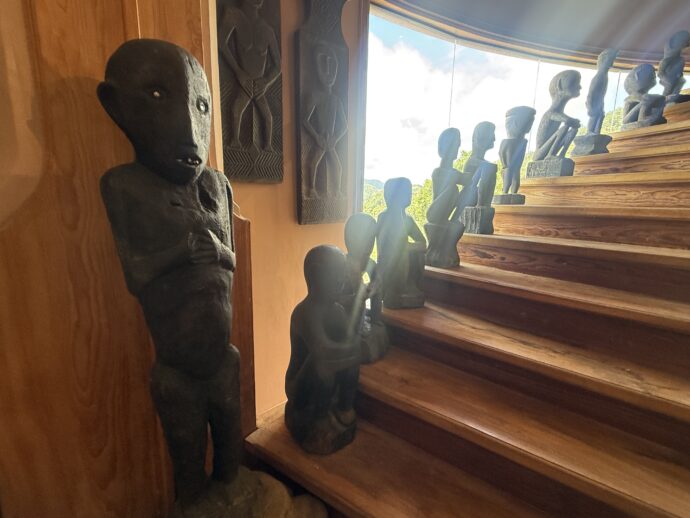 階段に座るブルル像