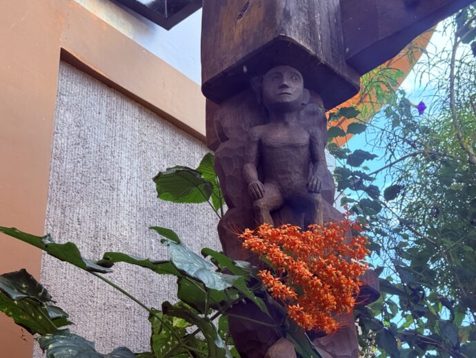 柱の上のブルル