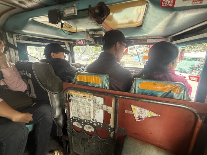 ジプニーの運転席