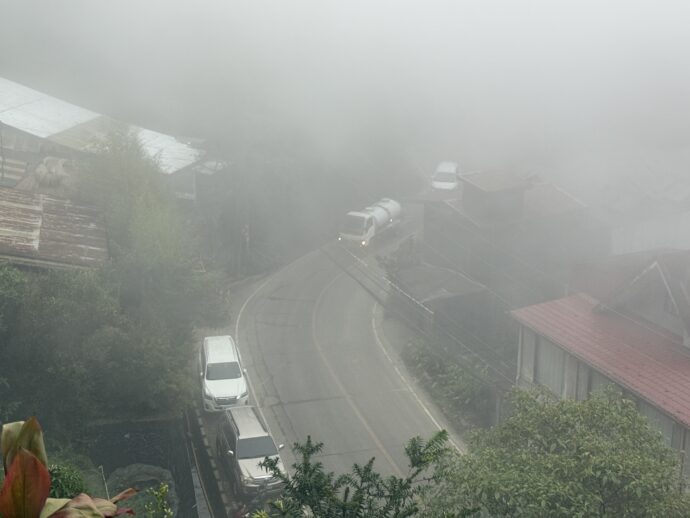 靄に包まれた道路