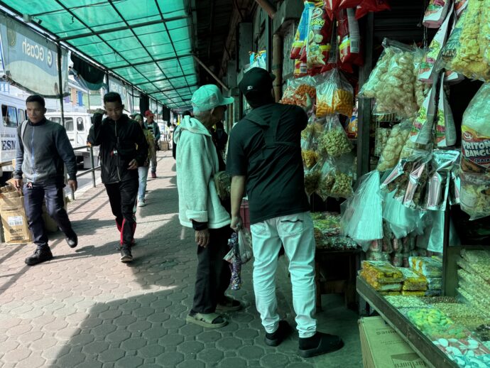 スナック菓子を買う男性