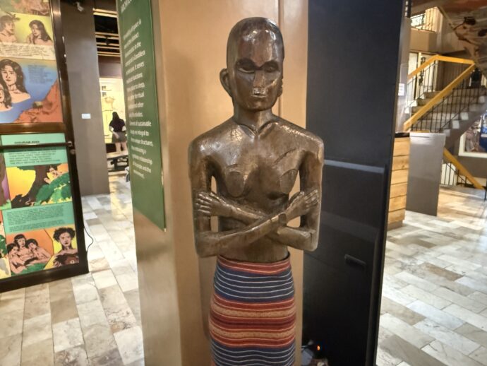 男性の木像